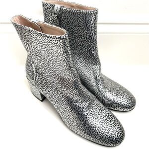 NWOT Stuart Weitzman Quartz 50 boots in silver metallic snow